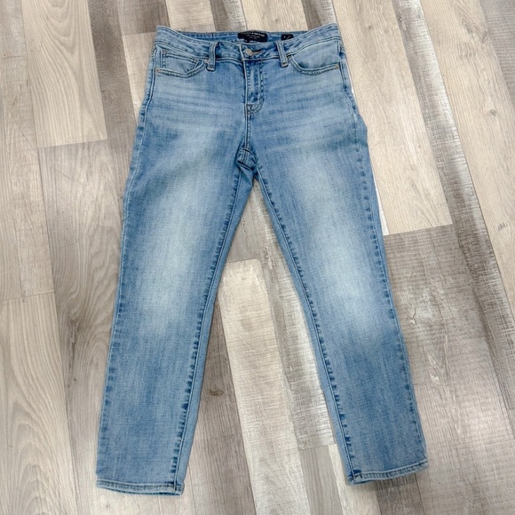 Lucky brand light/ medium wash low rise “Lolita” crop ❤️ - Picture 5 of 9